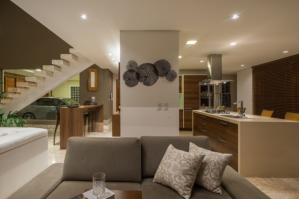 Sala de estar com escada e sofá em tons neutros
